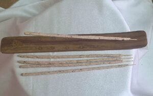 Varillas de incienso 7 Poderes sobre porta-incienso de madera