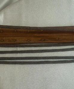 Varillas de incienso natural Kalachakra colocadas sobre porta inciensos de madera, ideal para meditación y yoga