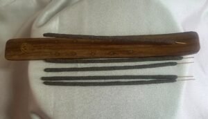 Varillas de incienso natural Kalachakra colocadas sobre porta inciensos de madera, ideal para meditación y yoga