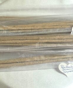 Incienso natural Palo Santo en varillas artesanales sobre tela blanca