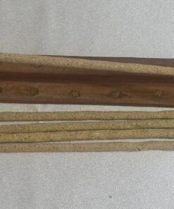 Varillas de incienso natural de ruda sobre porta inciensos de madera artesanal