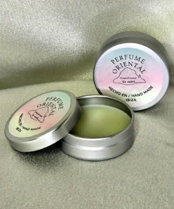 Perfume sólido Aroma Oriental de Creaciones Es Vedra, hecho a mano en Ibiza, envase metálico abierto mostrando su textura cremosa sobre fondo claro.