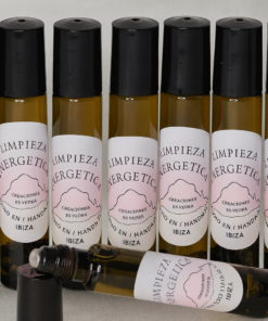 Imagen de varios frascos de Roll-On Holístico Limpieza Energética con Obsidiana de Creaciones Es Vedra, elaborados artesanalmente en Ibiza. Los frascos de vidrio ámbar están alineados sobre un fondo claro