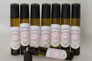Imagen de varios frascos de Roll-On Holístico Limpieza Energética con Obsidiana de Creaciones Es Vedra, elaborados artesanalmente en Ibiza. Los frascos de vidrio ámbar están alineados sobre un fondo claro