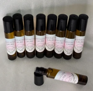 Roll-On Holístico para Meditación con aceites esenciales y Flores de Bach, botella ámbar de 10 ml – Creaciones Es Vedra