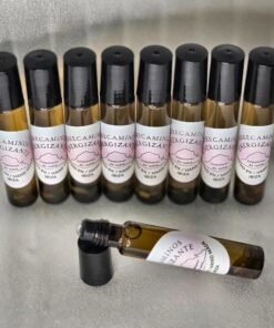 Roll-On Holístico Abrecaminos de Creaciones Es Vedra: frascos ámbar alineados y uno abierto en primer plano.