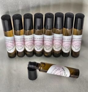 Roll-On Holístico Abrecaminos de Creaciones Es Vedra: frascos ámbar alineados y uno abierto en primer plano.