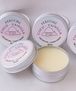 Perfume sólido artesanal Coco-Vainilla con vitamina E de Creaciones Es Vedra, hecho a mano en Ibiza sobre fondo blanco.