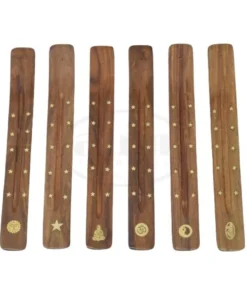 Colección de quemadores de incienso de madera con símbolos grabados