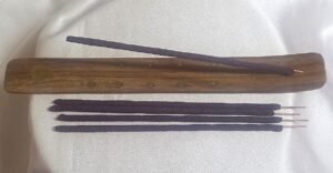 Varillas de Incienso Natural 7 Chakras colocadas en porta-incienso de madera para meditación y equilibrio energético