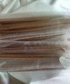 Varillas de incienso natural White Tara presentadas en bolsas de organza blancas, elaborado artesanalmente con hierbas tibetanas y resinas.