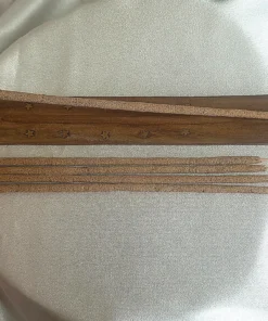 Varillas de incienso natural White Tara colocadas sobre un porta-inciensos de madera, ideales para meditación, relajación y protección espiritual.