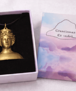 Colgante de la diosa Tanit, con diseño de busto clásico, presentado en caja de regalo sobre fondo blanco